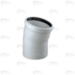 زانو 15 درجه پوش فیت پروتکت پلی ران با افزایش انعطاف پذیری در اجرا، کاهش تعداد اتصالات مورد نیاز می گردد و فضای کمتری را در مقایسه با استفاده از زوایای معمول اشغال خواهد کرد. همچنین با حذف تغییر مسیرهای نامعمول در مسیر جریان و تنش های ناشی از آن، آب بندی پایدار سیستم تضمین خواهد شد. تا پیش از این و قبل از طراحی و ساخت این اتصالات، در مسیرهای خاص و نیازمند زوایای نا معمول، اجرا کنندگان ناچار به تغییر جانمایی وسایل بهداشتی نسبت به معماری می شدند و یا مجبور بودند با ترکیب چند زانوی 45 یا 87 درجه کار لوله کشی فاضلاب را انجام دهند و این باعث افزایش هزینه ها و یا تغییر مسیر های نازیبا می شدند و حتی با این تغییرات باعث به خطر افتادن آب بندی سیستم می شدند.